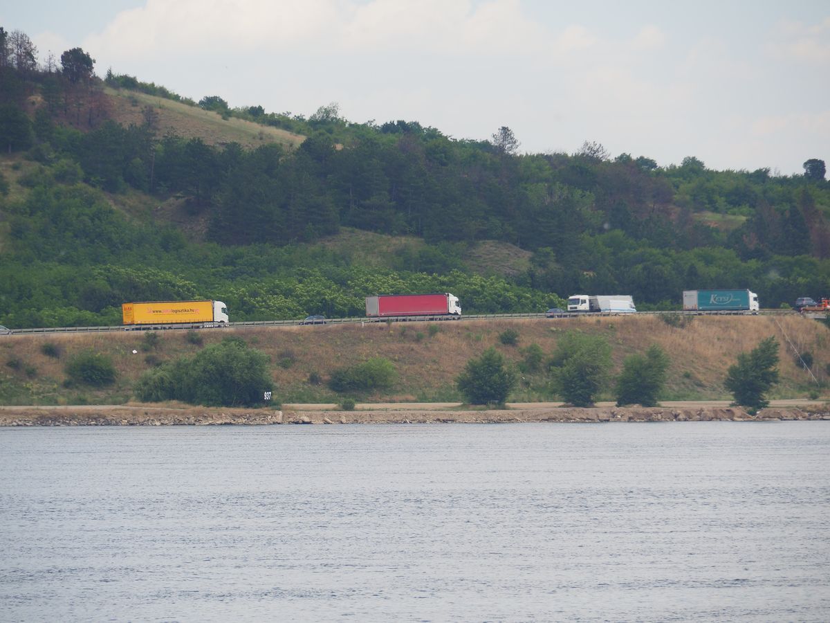 Danube-camions-J16_1200.jpg